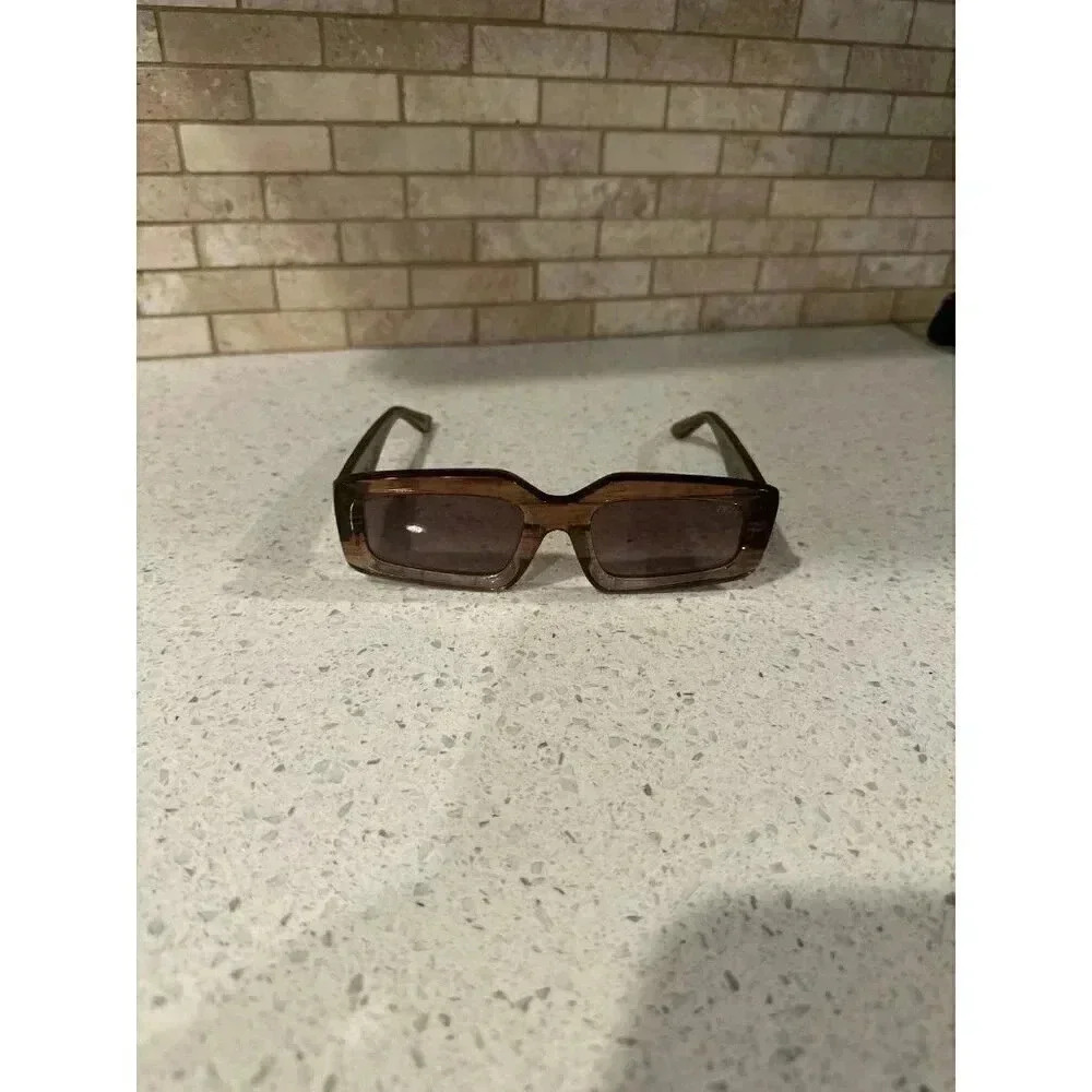 Dezi‎ Sunglasses - Read the Room COLOR: ESPRESSO OAK / GREY FADED